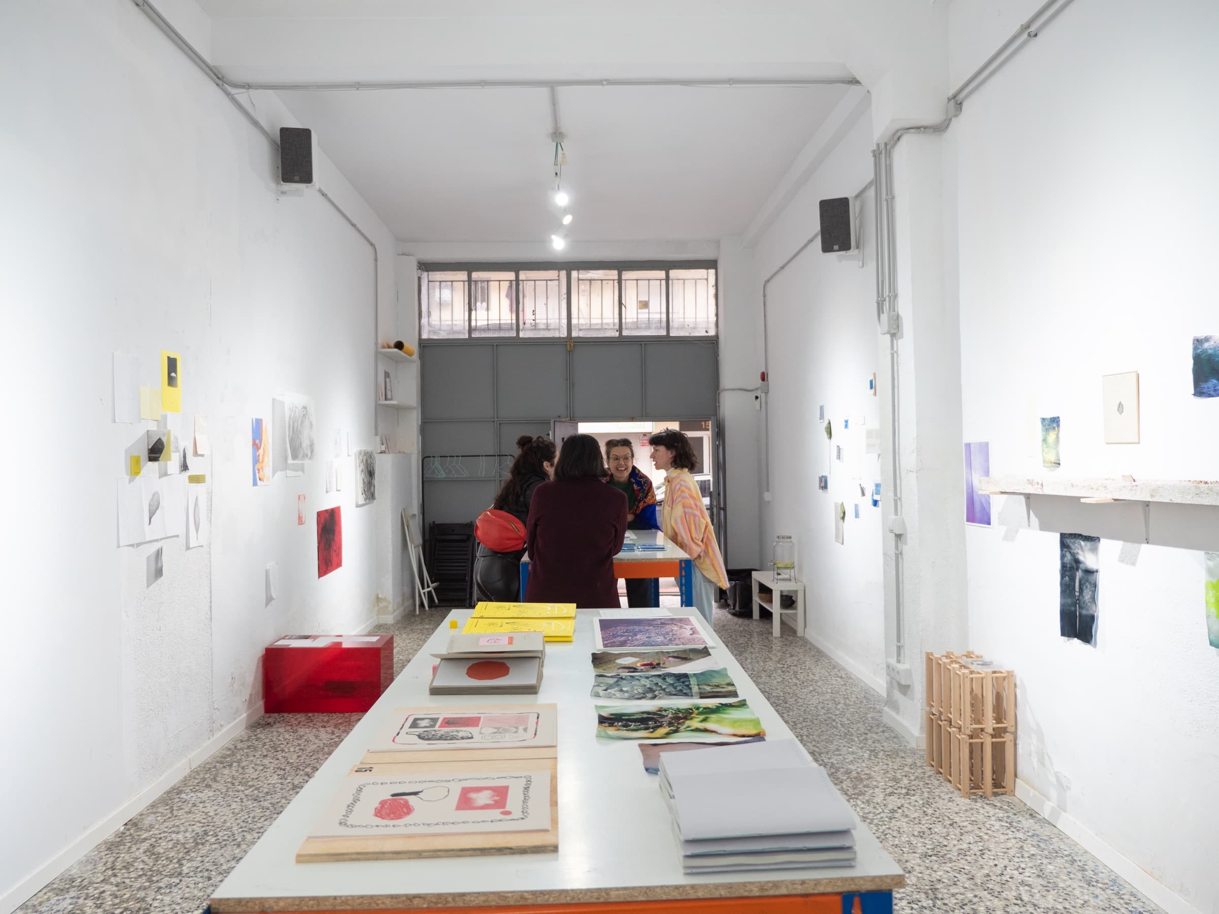 Publicaciones y procesos editoriales desplegados sobre una mesa