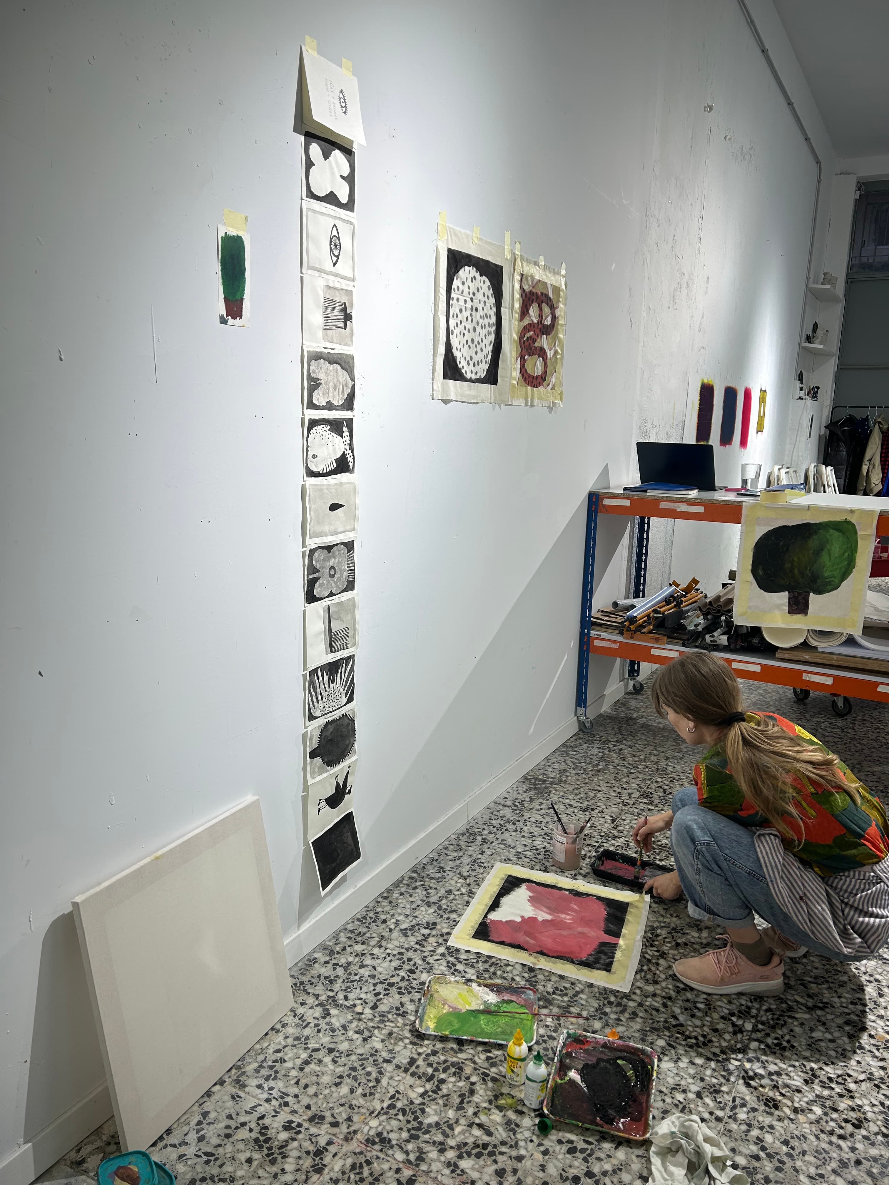 Artista trabajando con su obra durante el montaje del seminario En obra