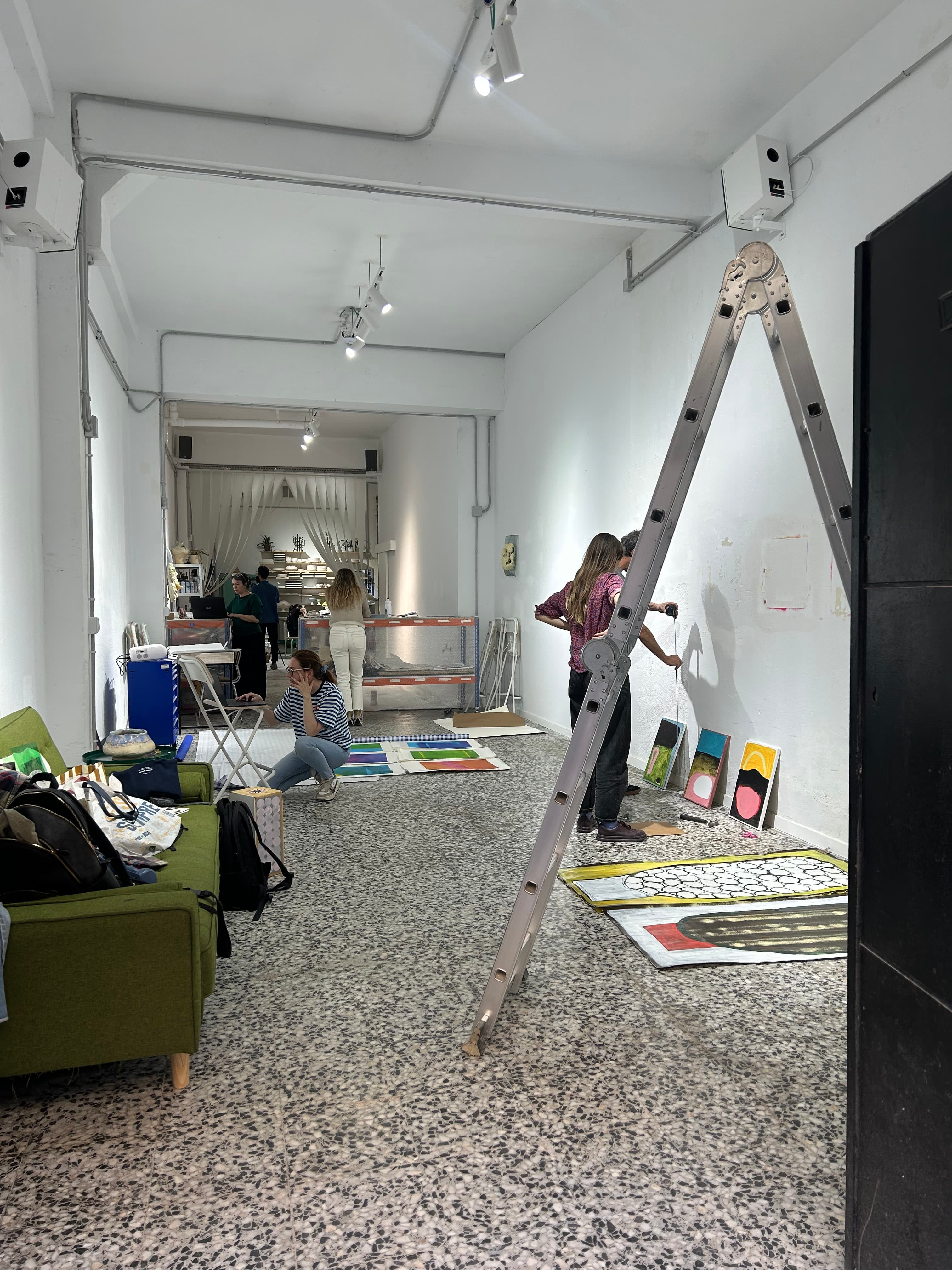 Montaje colectivo de la exposición del seminario En obra